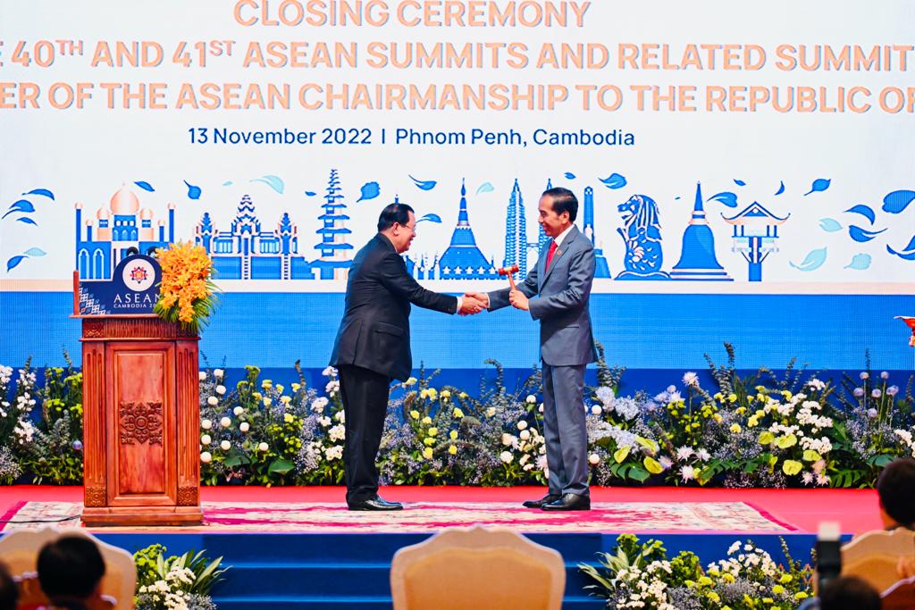 Presiden Jokowi menerima palu dari PM Kamboja Hun Sen sebagai penanda bahwa Indonesia telah menjadi Ketua ASEAN. (Foto: BPMI Setpres/Laily Rachev)

