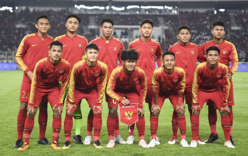  Pemain timnas Indonesia U-19 berfoto bersama sebelum bertanding melawan timnas Korea Utara U-19 pada laga lanjutan babak kualifikasi Grup K Piala Asia U-19 2020 di Stadion Utama Gelora Bung Karno, Senayan, Jakarta, Minggu (10/11/2019). ANTARA FOTO/Hafidz