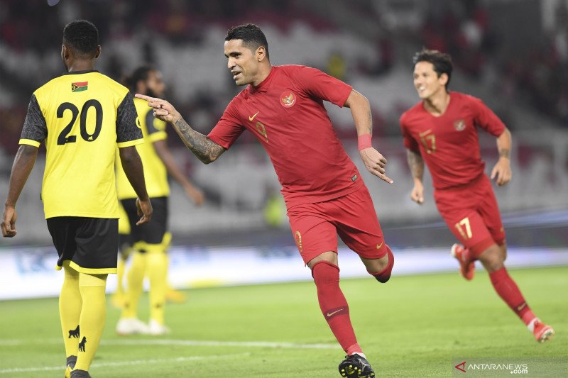 Dokumentasi: Pesepak bola timnas Indonesia Alberto Goncalves melakukan selebrasi seusai mencetak gol ke gawang Vanuatu pada pertandingan persahabatan di Stadion Utama Gelora Bung Karno, Senayan, Jakarta, Sabtu (15/6/2019). ANTARA FOTO/Hafidz Mubarak A/pra