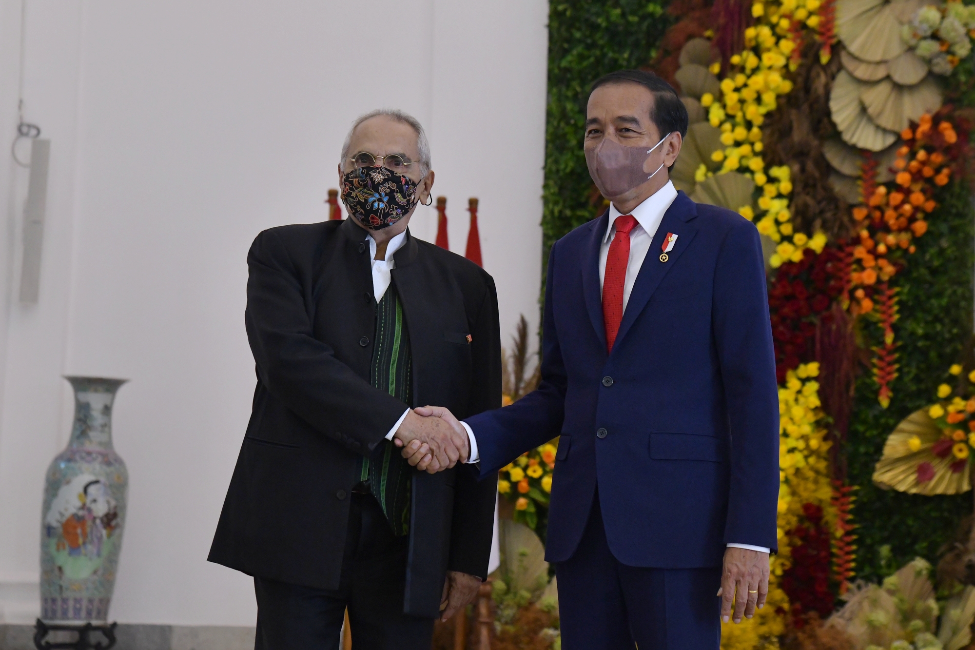 Presiden Jokowi dan Presiden Republik Demokratik Timor Leste Jose Ramos-Horta saat berfoto bersama di Istana Kepresidenan Bogor, Jawa Barat, Selasa (19/07/2022). (Foto: Humas Setkab/Rahmat)
