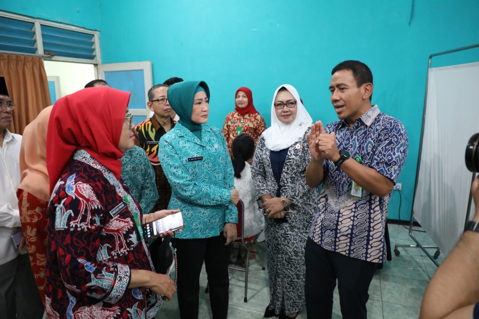 Pj) Ketua Tim Penggerak PKK Jawa Tengah Shinta Nana Sudjana saat menghadiri pemeriksaan kanker mulut rahim dan payudara, di Rumah Singgah RSUP dr Kariyadi Semarang, Rabu (8/11/2023).