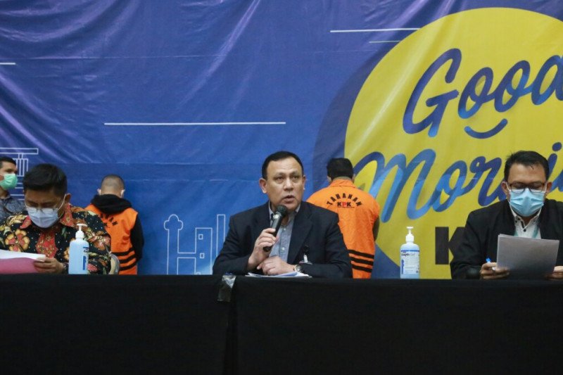 Dari kiri-kanan. Deputi Penindakan KPK Karyoto, Ketua KPK Firli Bahuri, dan Plt Juru Bicara KPK Ali Fikri saat jumpa pers di Gedung KPK, Jakarta, Minggu dini hari terkait penetapan lima tersangka korupsi berupa penerimaan sesuatu oleh Penyelenggara Negara