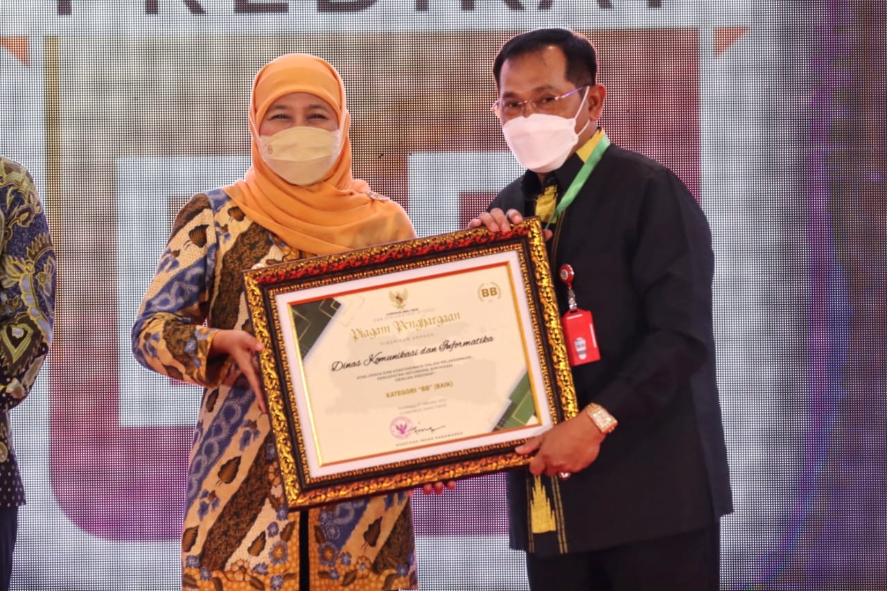 Kepala Dinas Komunikasi dan Informatika Provinsi Jawa Timur, Hudiyono saat menerima penghargaan dari Gubernur Jatim Khofifah Indar Parawansa dalam kategori Reformasi Birokrasi, pada acara Jatim Bureaucracy Fest 2022", di Hotel Bumi Surabaya, Kamis(27/10/2