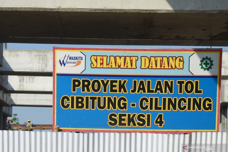 Lokasi ambruknya konstruksi pembangunan jalan tol cibitung-cilincing ambruk di Jalan Kampung Sungai Tiram, Marunda, Cilincing, Jakarta Utara, Senin (17/8/2020) (ANTARA/Fauzi Lamboka)

