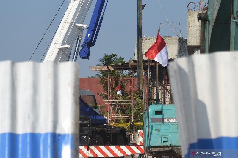 Tampak garis polisi di lokasi ambruknya konstruksi pembangunan Jalan Tol Cibitung-Cilincing di Jalan Kampung Sungai Tiram, Marunda, Cilincing, Jakarta Utara, Senin (17/8/2020) (ANTARA/Fauzi Lamboka)
