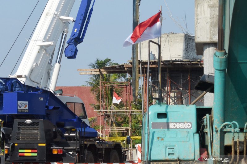 Proyek konstruksi pembangunan Jalan Tol Cibitung-Cilincing Seksi IV Jalan Sungai Tiram RW 006 Kelurahan Marunda Cilincing, Jakarta Utara yang ambruk diketahui milik PT Waskita Beton Precast Tbk (WSBP). ant