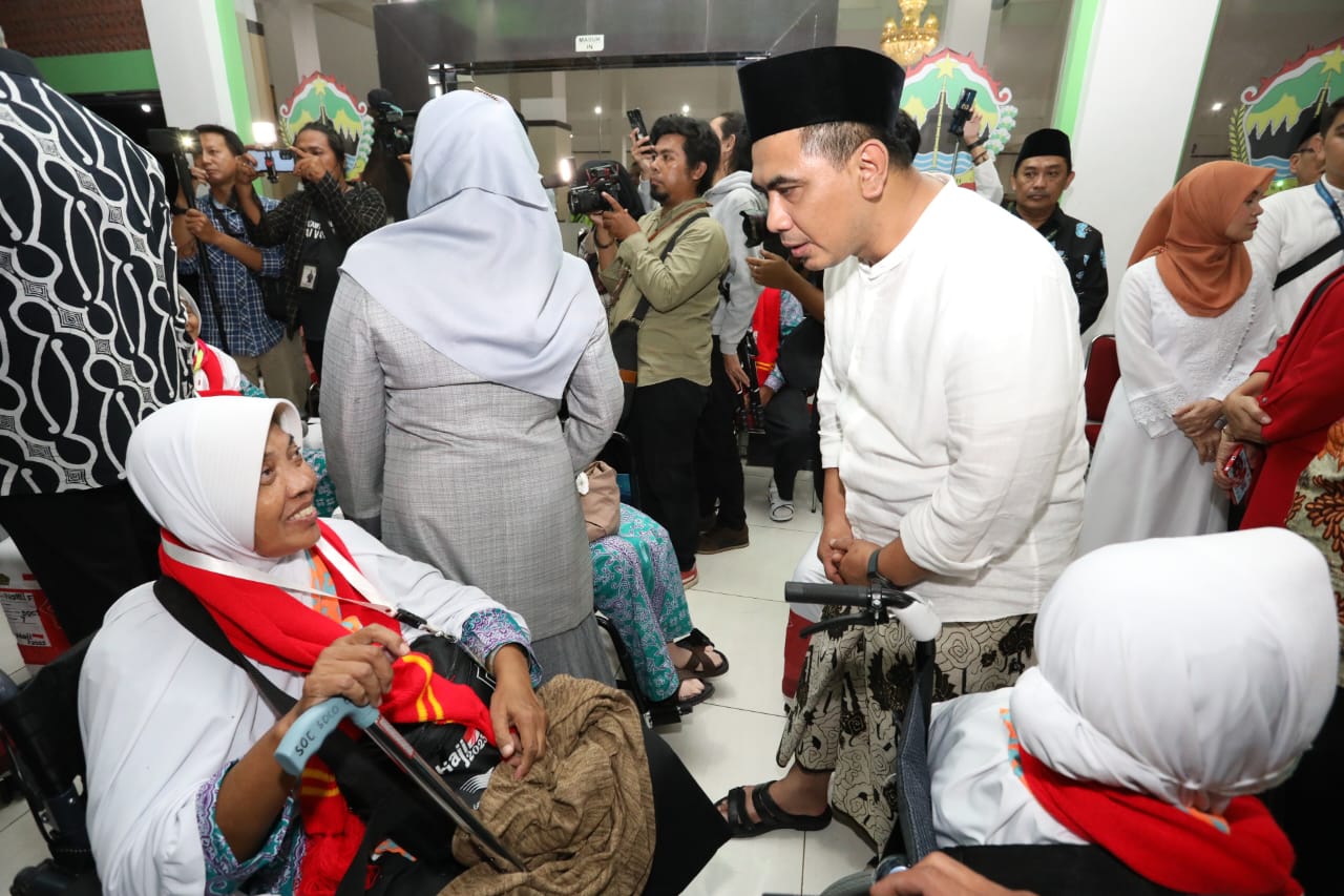 Sebanyak 360 orang calon haji kloter pertama Embarkasi Solo diberangkatkan dari Asrama Haji Donohudan, Rabu (24/5/2023). Keberangkatan calon haji asal Kabupaten Grobogan tersebut dilepas langsung oleh Wakil Gubernur Jawa Tengah, Taj Yasin Maimoen.
