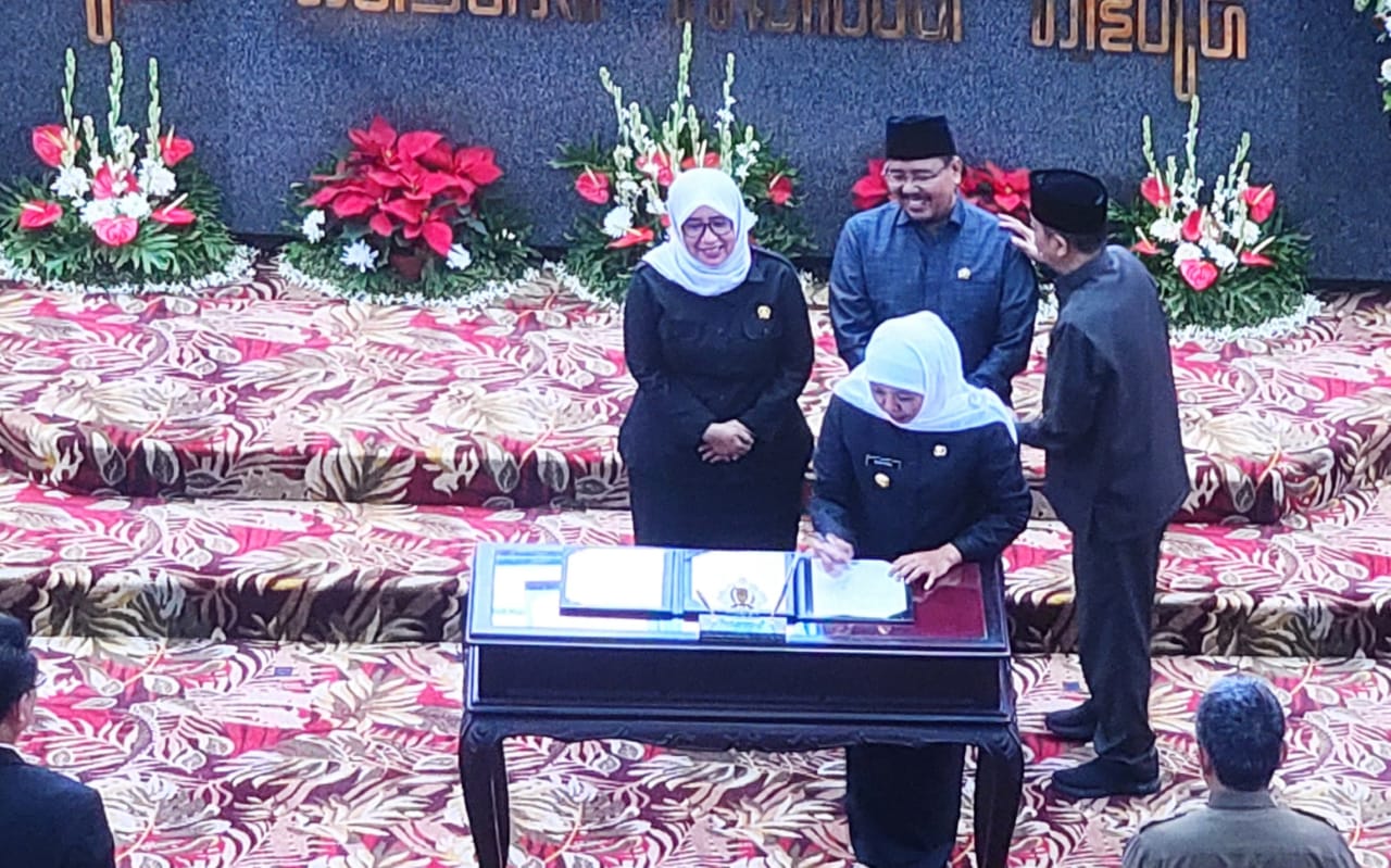 Anggota V BPK RI Ahmadi Noor Supit menyerahkan Opini WTP kepada Gubernur Jawa Timur Khofifah Indar Parawansa dan Ketua DPRD Jatim Kusnadi di hadapan seluruh anggota DPRD pada Sidang Paripurna di Gedung DPRD Prov. Jatim Jl. Indrapura Surabaya, Selasa (30/5