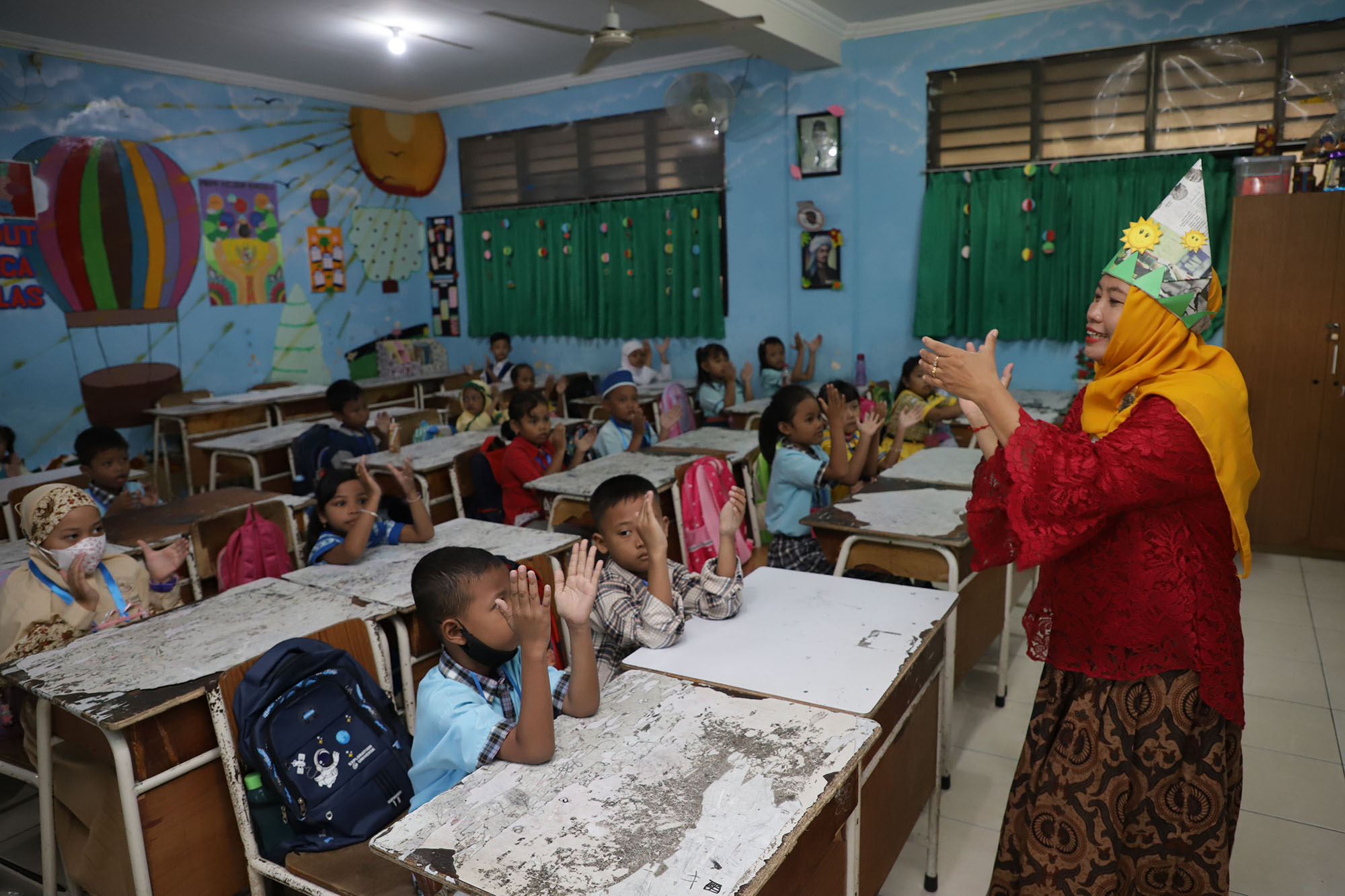 Pelajar jenjang SD-SMP baik negeri maupun swasta di Kota Surabaya mulai memasuki Masa Pengenalan Lingkungan Sekolah (MPLS) sejak Senin (17/7/2023)