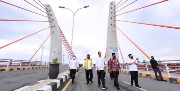Presiden Joko Widodo berjalan menyusuri Jembatan Sei Alalak usai meresmikannya dalam kunjungan kerja di Kota Banjarmasin, Provinsi Kalimantan Selatan, pada Kamis, 21 Oktober 2021. Foto: BPMI Setpres/Muchlis Jr.