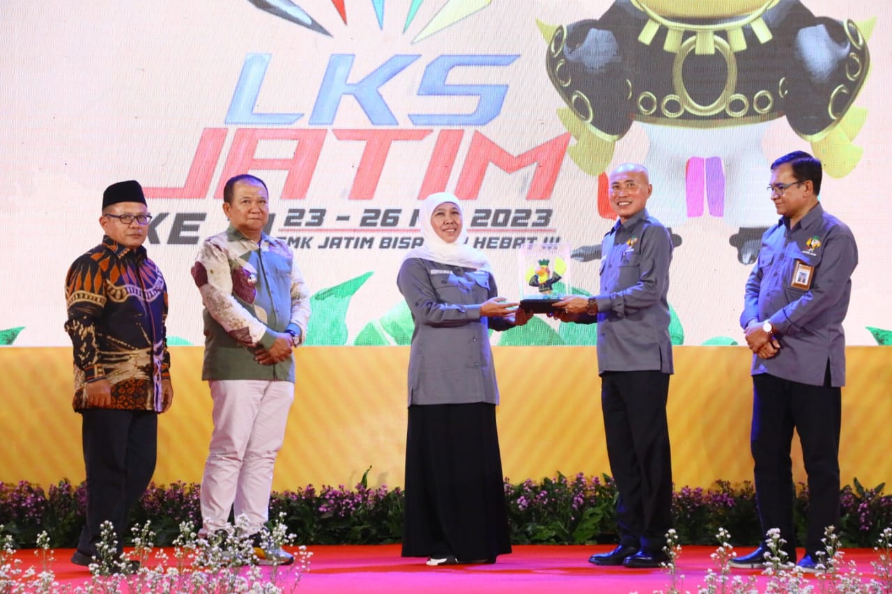 Gubernur Jatim Khofifah Indar Parawansa dan  Plt Kepala Dinas Pendidikan Jawa Timur, Wahid Wahyudi pada pembukaan Lomba Kompetensi Siswa (LKS) tahun 2023 tingkat Provinsi, Selasa (23/5)