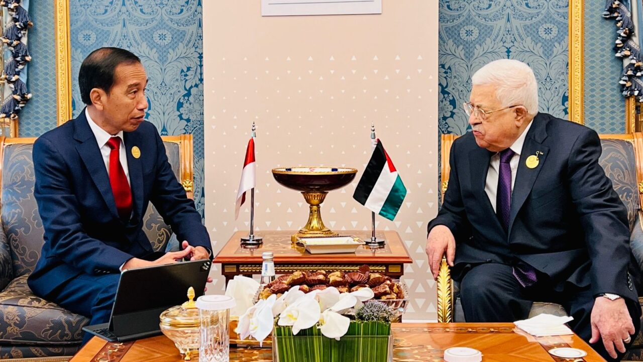 Presiden Jokowi bertemu dengan Presiden Palestina Mahmoud Abbas, di sela-sela KTT Luar Biasa OKI, di KAICC, Riyadh, Arab Saudi, Sabtu (11/11/2023). (Foto: BPMI Setpres)
