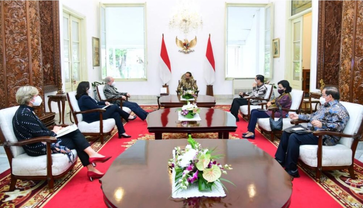 Presiden Joko Widodo menerima sejumlah pimpinan Bank Dunia di Istana Merdeka, Jakarta, pada Rabu, 16 Februari 2022. Foto: BPMI Setpres/Muchlis Jr.