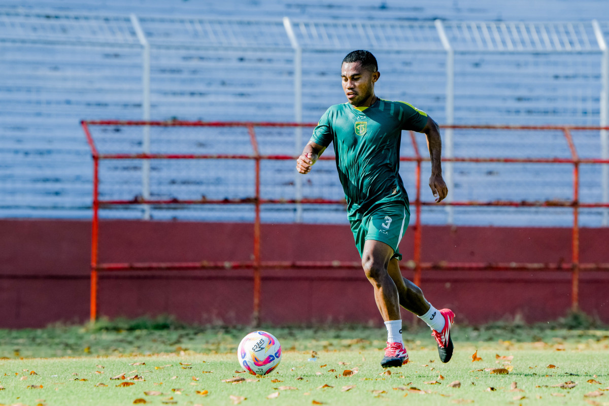 Aksi Ardi Idrus dalam sesi Recovery Training Persebaya di Stadion Gelora 10 November pagi tadi (Persebaya)
