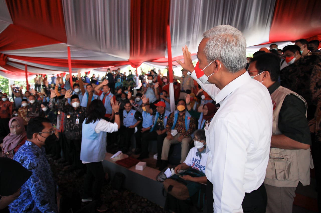  Gubernur Jateng Ganjar Pranowo berdialog dalam acara Jambore Nasional Komunitas Penyuluh Antikorupsi Seluruh Indonesia (Kompaksi API) 2022 di Desa Wisata Kandri, Semarang, Jumat (20/5/2022).
