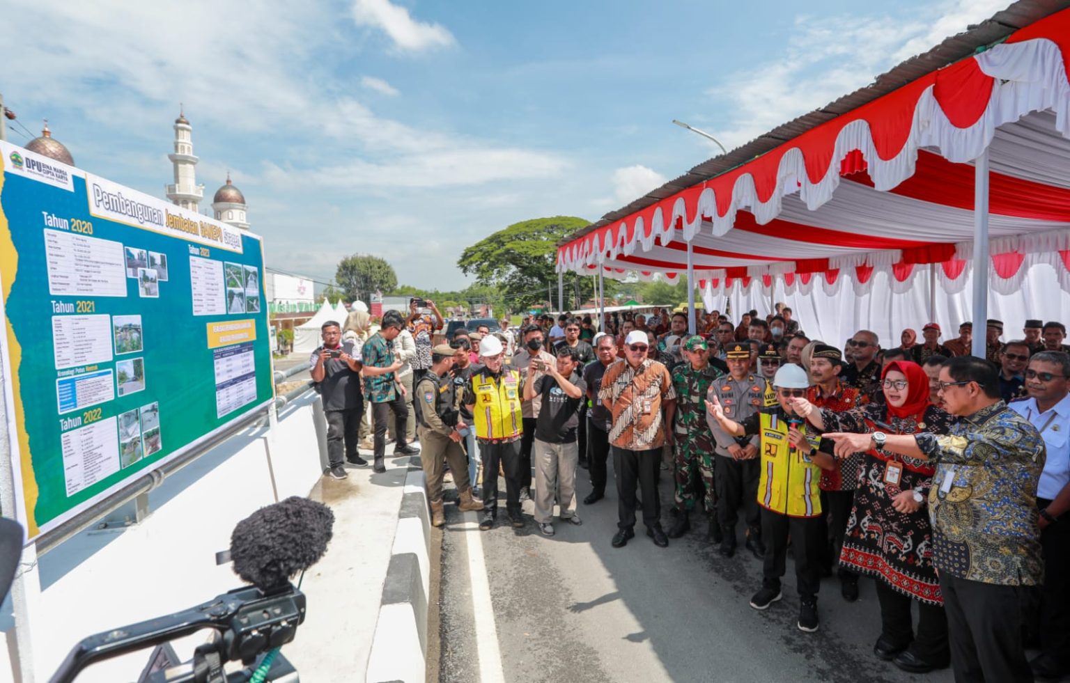 Penjabat Gubernur Jawa Tengah Nana Sudjana meresmikan Jembatan Ganepo di ruas Galeh-Ngrampal, Kecamatan Tangen, Kabupaten Sragen, Kamis (4/1/2024)