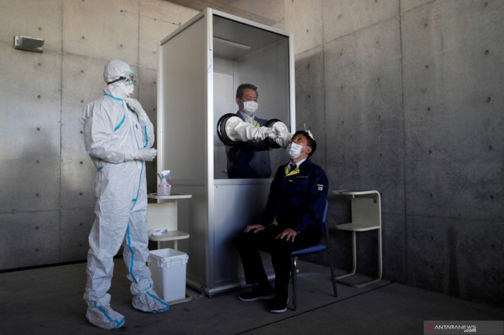 Ilustrasi metoda pengujian PCR secara masal. Foto diabadikan di fasilitas darurat umum di Yokosuka, Tokyo Selatan, Jepang, Kamis (23/4/2020). ANTARA FOTO/Reueters-Issei Kato
