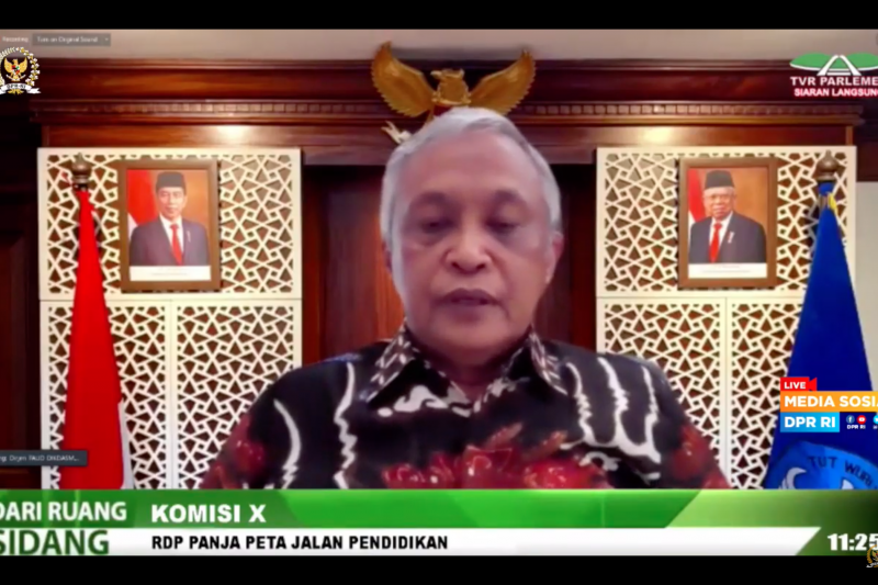 Direktur Jenderal Pendidikan Anak Usia Dini, Pendidikan Dasar dan Pendidikan Menengah (PAUD Dikdasmen) Kementerian Pendidikan dan Kebudayaan (Kemendikbud) Jumeri dalam rapat dengar pendapat dengan Komisi X DPR secara daring, di Jakarta, Kamis (28/1/2021).