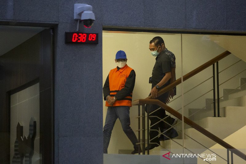 Gubernur Sulawesi Selatan Nurdin Abdullah (kiri) mengenakan rompi tahanan usai menjalani pemeriksaan di gedung KPK, Jakarta, Minggu (28/2/2021) dini hari. KPK menetapkan tiga orang tersangka dalam Operasi Tangkap Tangan (OTT) terkait kasus dugaan suap pro