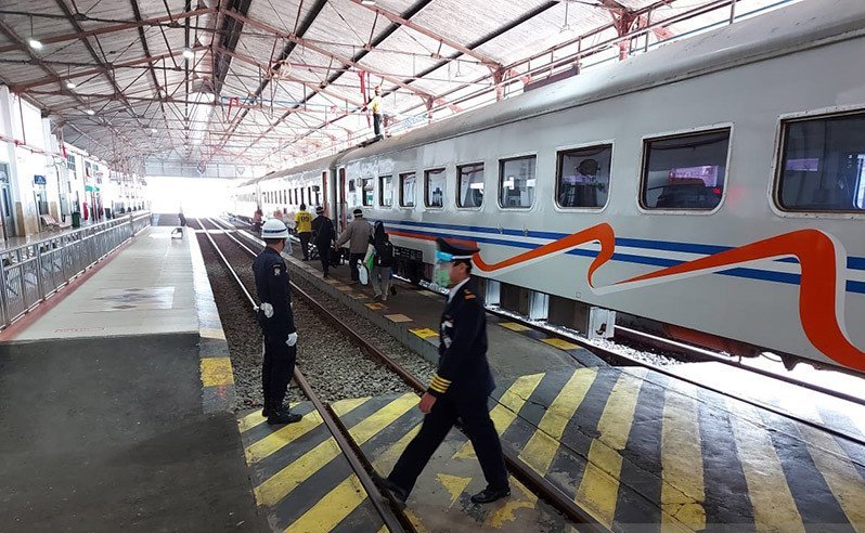 Penumpang kereta api jarak jauh dari wilayah Daerah Operasi (Daop) 7 Madiun menuju DKI Jakarta kini wajib mengisi "Corona Likelihood Metric" atau "CLM" yang ada pada aplikasi JAKI sebagai pengganti Surat Izin Keluar Masuk (SIKM) DKI Jakarta yang dicabut o