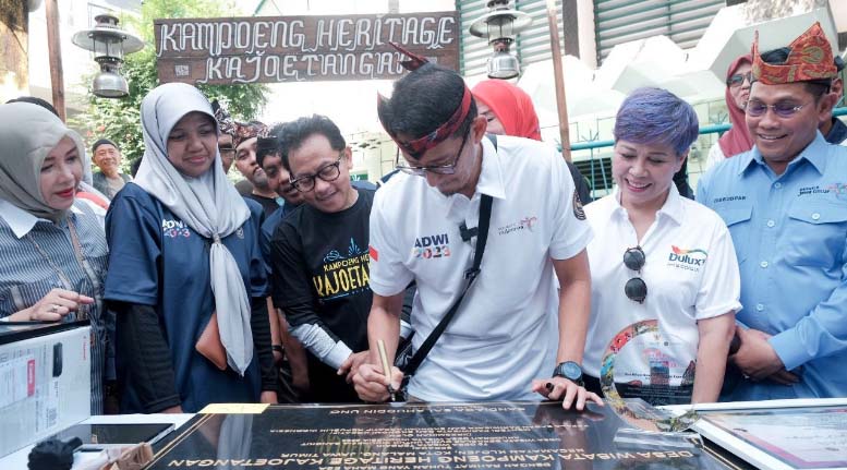 Menparekraf/Kabaparekraf Sandiaga Salahuddin Uno kembali melanjutkan visitasi 75 Desa Wisata dalam rangkaian Anugerah Desa Wisata Indonesia 2023 dengan menyambangi Desa Wisata Kampoeng Heritage Kajoetangan, Malang, Jawa Timur, Minggu (16/4/2023).