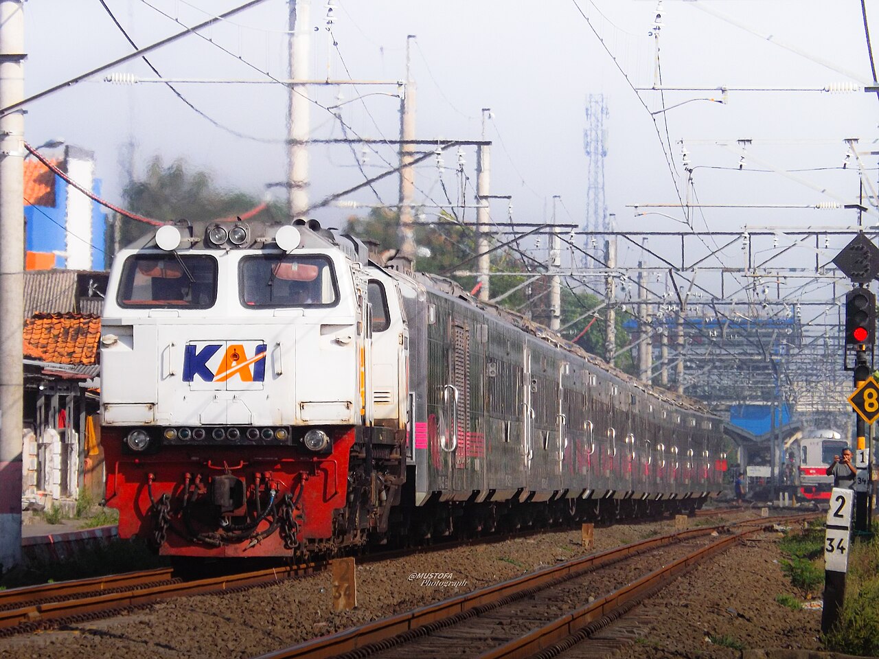 Perjalanan dua kereta api jarak jauh di wilayah Daerah Operasi (Daop) 8 Surabaya harus mengalami perubahan rute akibat banjir yang melanda jalur rel antara Stasiun Gubug dan Stasiun Karangjati di Kabupaten Grobogan.