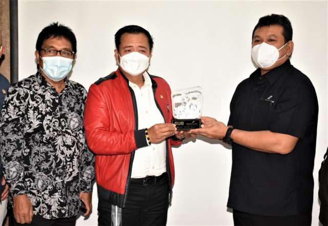 Ketua Komisi V DPR RI Lasarus (tengah) dalam pertemuan di Bandara Juanda, Sidoarjo. ist