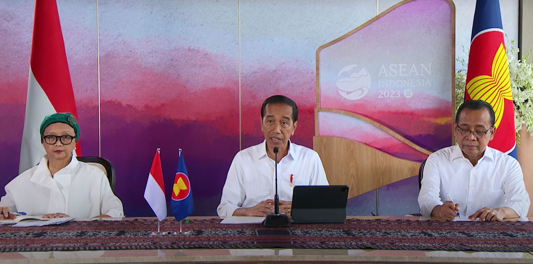 Presiden Jokowi saat memberikan keterangan pers di Labuan Bajo, Manggarai Barat, Nusa Tenggara Timur (NTT), Senin (08/05/2023).