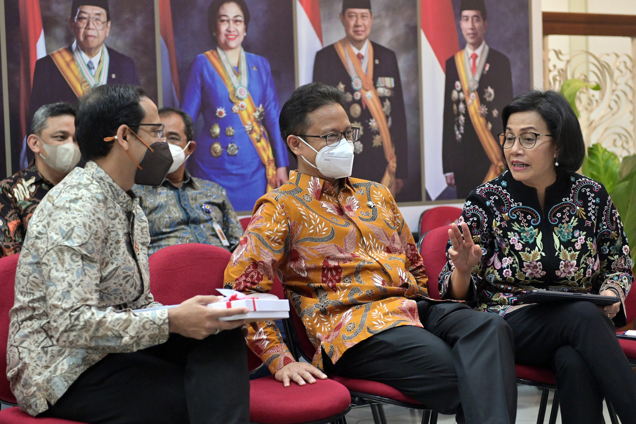 Menkeu Sri Mulyani, Menkes Budi Gunadi Sadikin, dan Mendikbudristek Nadiem Makarim sebelum memberikan keterangan pers, di Kantor Presiden, Jakarta, Kamis (01/12/2022). (Foto: Humas Setkab/Rahmat)