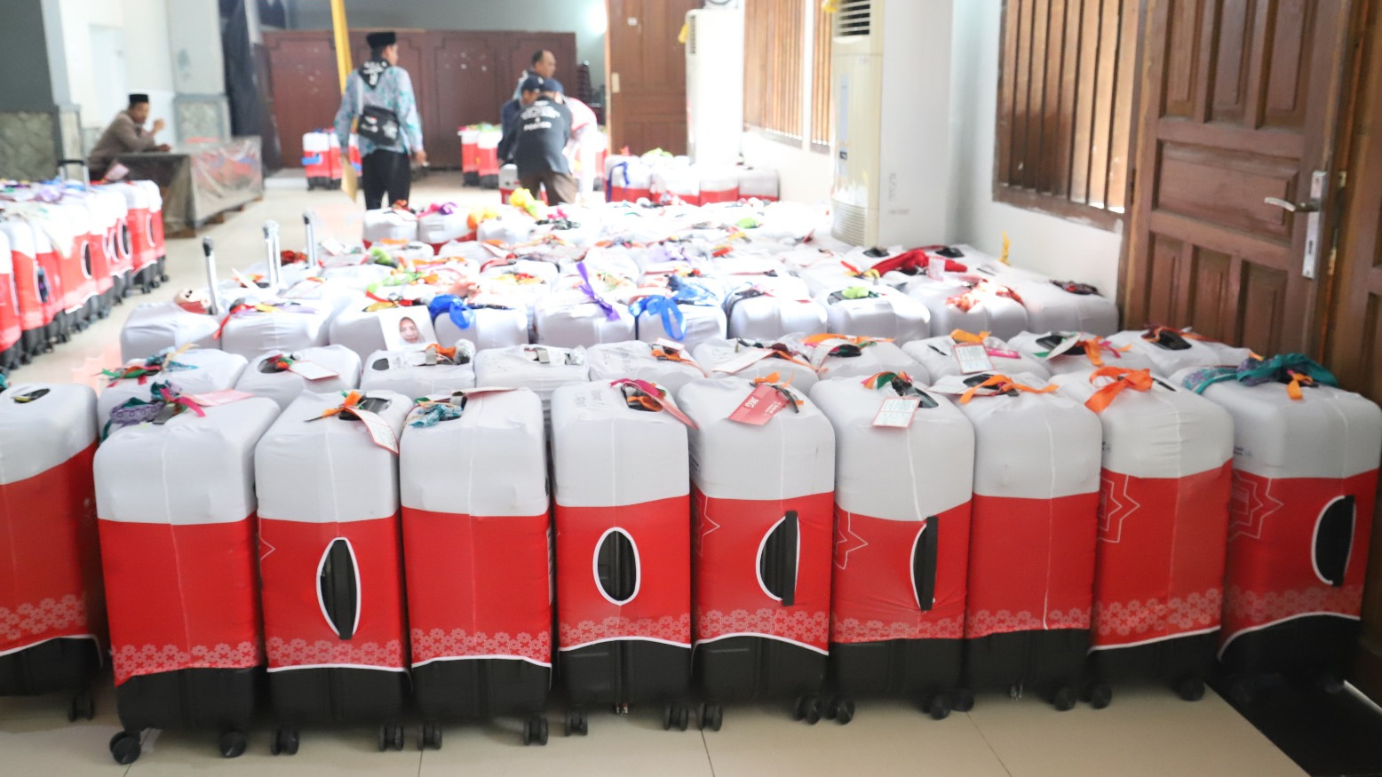 ahun ini, bentuk koper jemaah berbeda seperti tahun-tahun sebelumnya, kopernya lebih bagus dan ada rodanya, hanya saja sarung (cover) nya sama berwarna merah putih