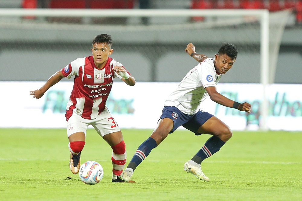 Persis Solo Ssaat menghadapai Arema Malang di Stadion Kapten I Wayan Dipta, Gianyar, Sabtu (9/12) malam,
