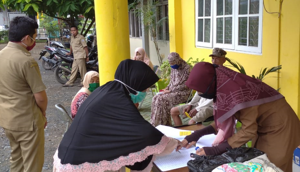 Bantuan sembako untuk warga (Foto: HMP/Rahmadi)