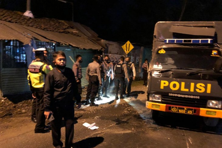 Truk polisi terguling akibat kecelakaan beruntun di Jalan Brawijaya Jember di Jalan Brawijaya Jubung Jember, Kamis (6/8/2020). (Foto Satlantas Polres Jember)
