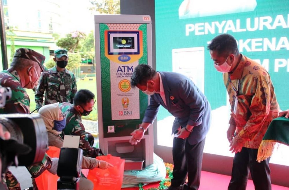 UNTUK NEGERI: Menteri Pertanian Syahrul Yasin Limpo, bersama Kepala Staf Angkatan Darat (KASAD) Jenderal TNI Andika Perkasa, serta dihadiri perwakilan Bank BNI meresmikan ATM Sikomandan. IG Pribabdi Mentan.