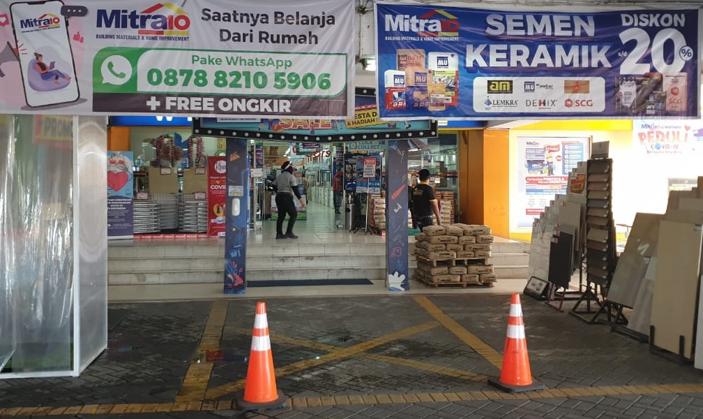 Penjualan keramik di Mitra10 Wiyung Surabaya.