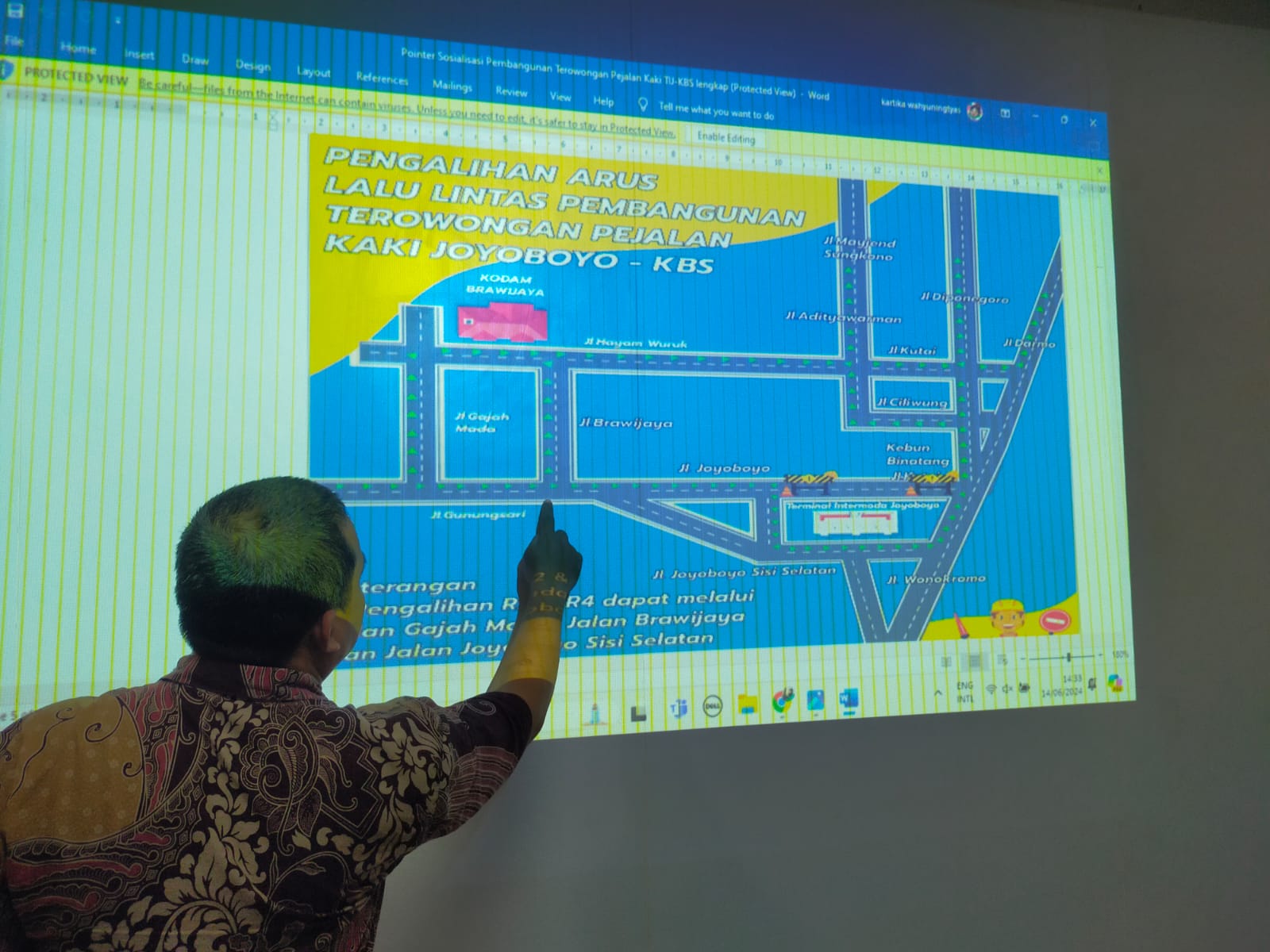 Pemkot Surabaya resmi memulai pembangunan terowongan bawah tanah yang menghubungkan Terminal Intermoda Joyoboyo (TIJ) dengan Kebun Binatang Surabaya (KBS) 
