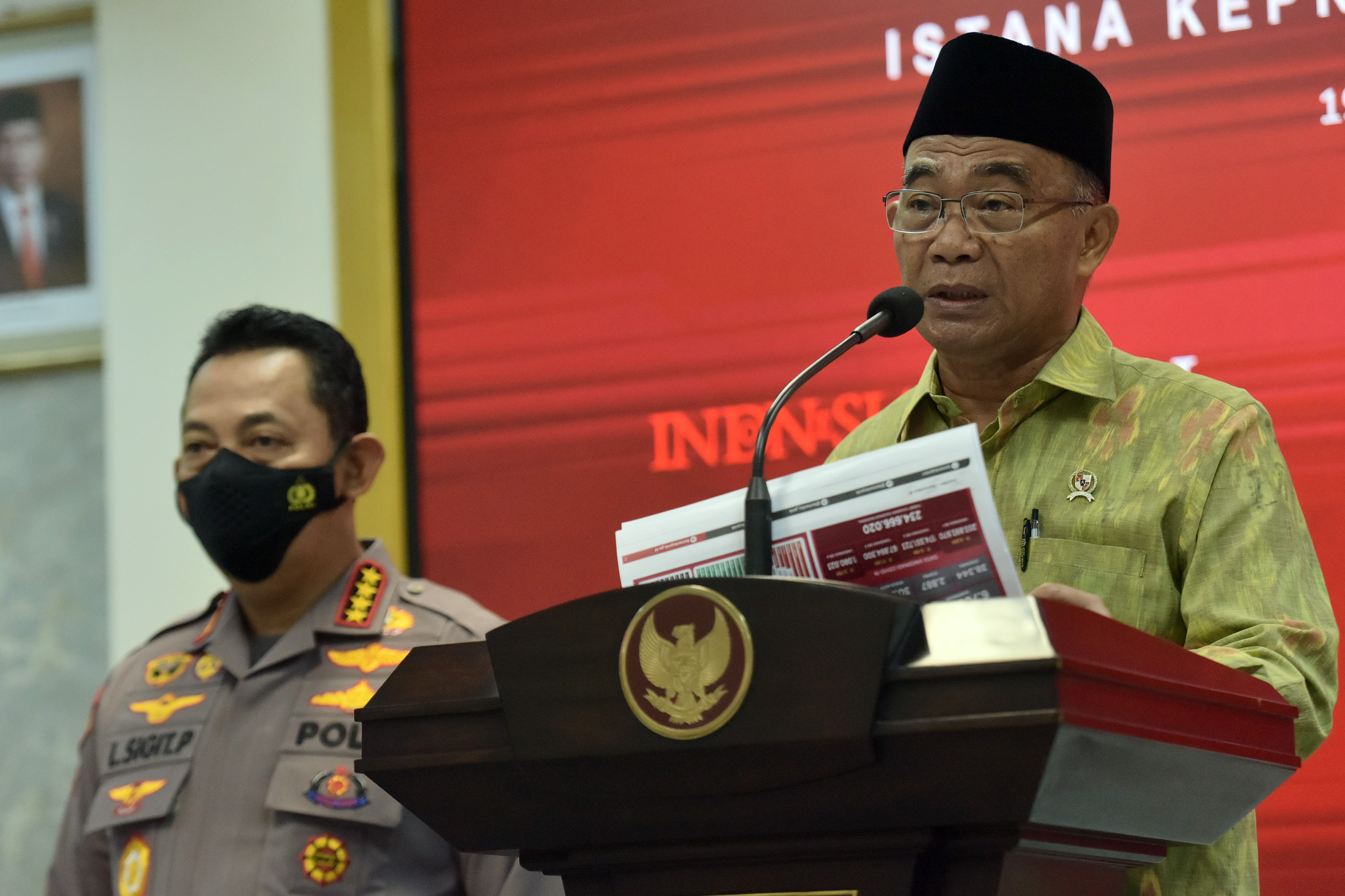 Menko PMK Muhadjir Effendy dan Kapolri Jenderal Listyo Sigit Prabowo memberikan keterangan pers usai menghadiri ratas, Senin (19/12/2022), di Kantor Presiden, Jakarta. (Foto: Humas Setkab/Rahmat)

