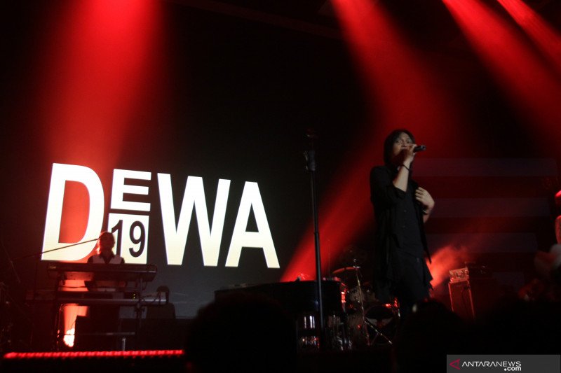 Band Dewa 19 dengan vokalis Once Mekel (kanan) dan pemain kibor putra Ahmad Dhani, Dul Jaelani (kirI) tampil menghibur penonton pada konser The Best of Dewa 19 di The Kasablanka Hall, Jakarta, Jumat (4/10/2019). Konser bertajuk reuni Dewa 19 bersama Once 