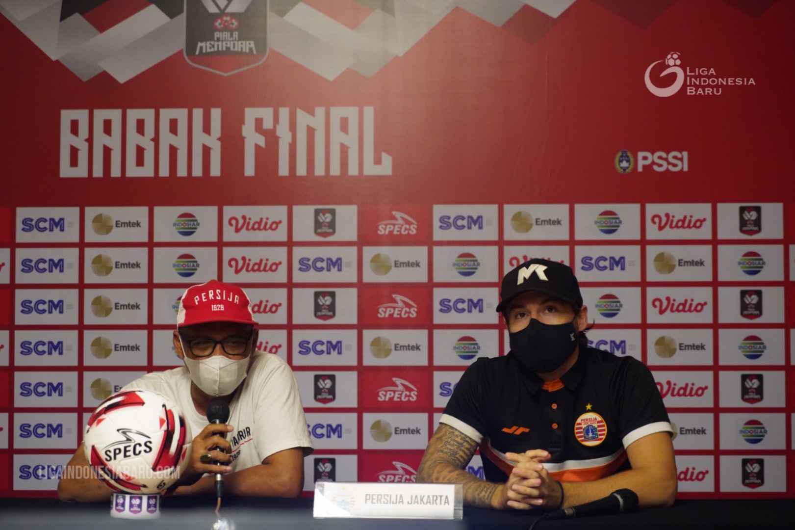 Pelatih Persija Sudirman dan Marc Klok di sesi press conference. LIB