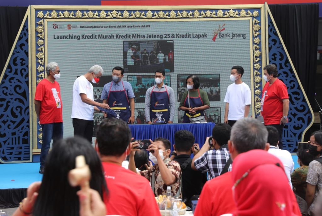 Ganjar saat launching Kredit Mitra Jateng 25 dan Kredit Lapak, di halaman Bank Jateng Cabang Surakarta, Jumat (9/9/2022).