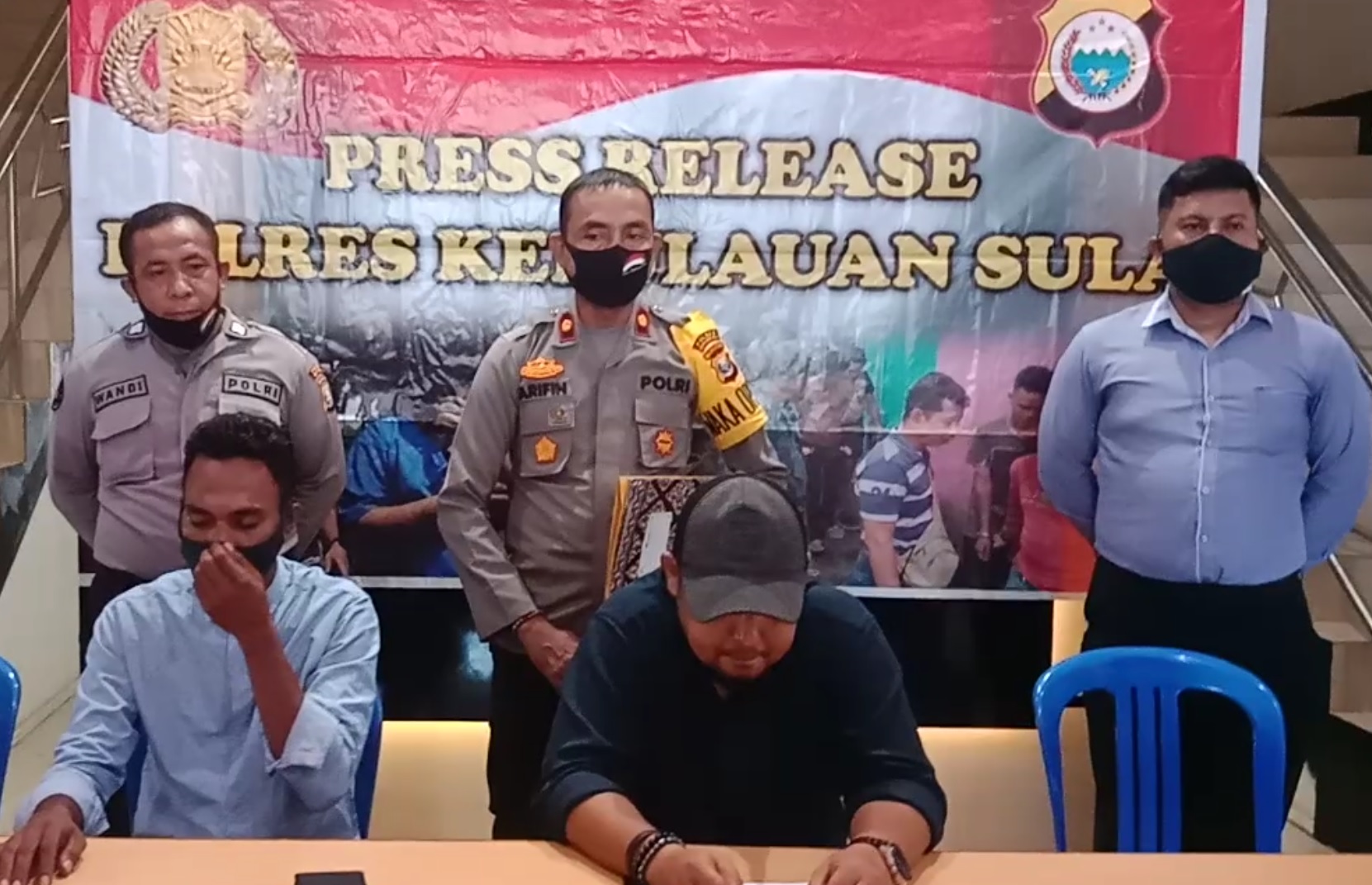 Dua terlapor penyebar berita bohong meminta maaf (Foto: HMP/Cho) 