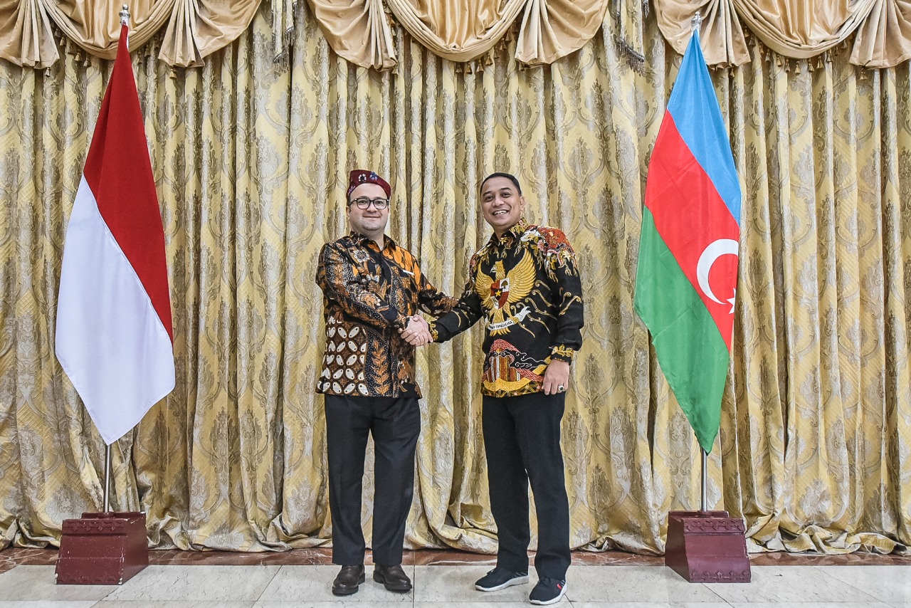 Wali Kota Surabaya Eri Cahyadi menerima kunjungan kehormatan Duta Besar Republik Azerbaijan untuk Republik Indonesia, H.E. Jalal Sabir Mirzayev di ruang kerja wali kota, Balai Kota Surabaya, Senin (6/6/2022).