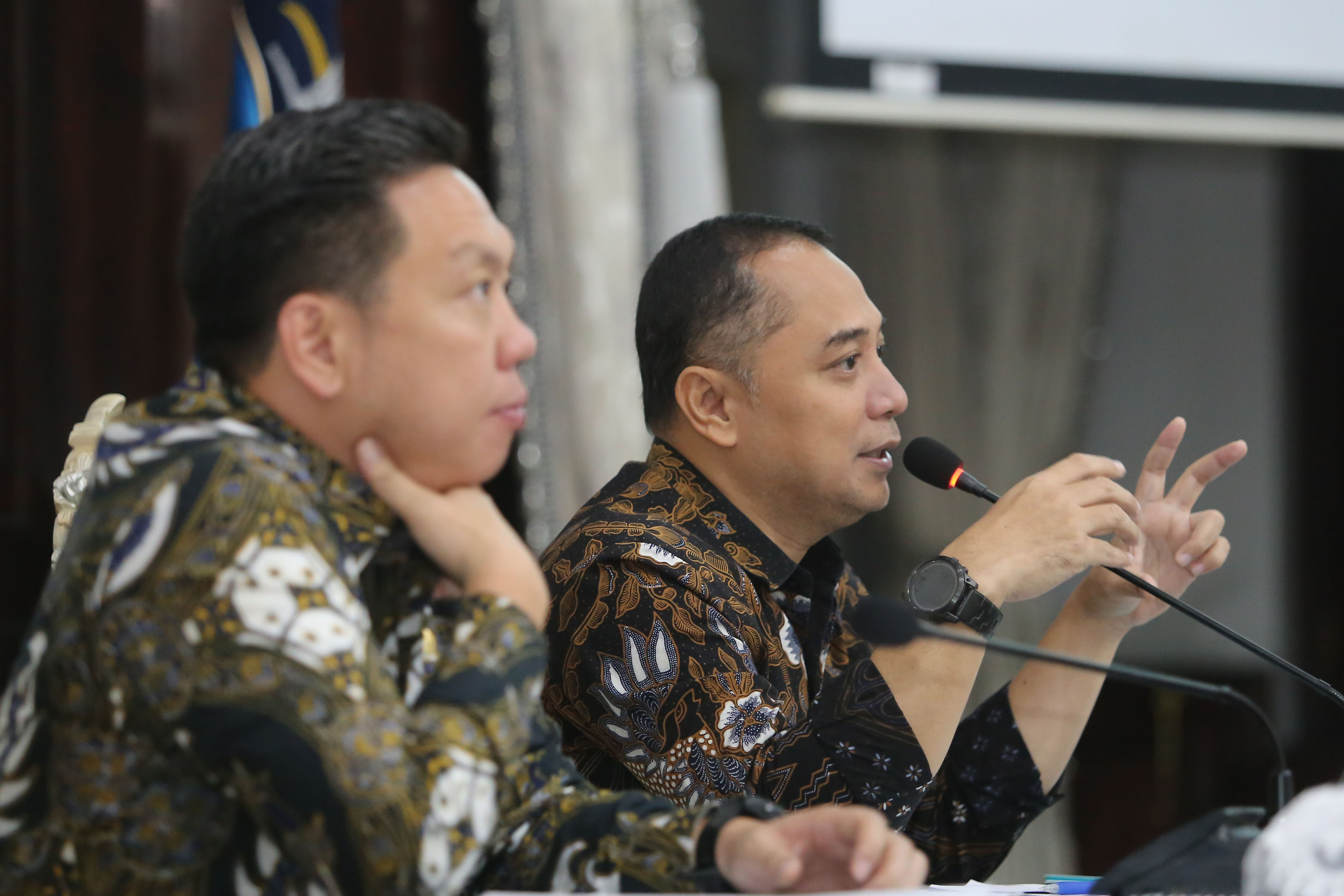 Wali Kota Surabaya, Eri Cahyadi, menerima kunjungan kerja spesifik Komisi IX DPR RI di ruang sidang wali kota pada Kamis (13/3/2025). 