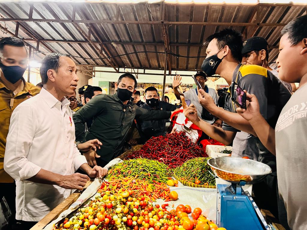 Presiden Jokowi saat meninjau Pasar Natar di Lampung Selatan, Lampung, Jumat (05/05/2023). (Foto: BPMI Setpres/Laily Rachev)



