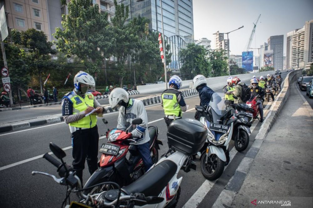 Dokumentasi 2019 - Polisi Lalu Lintas menilang pengendara sepeda motor yang melintas di Jalan Layang Non Tol Kampung Melayu-Tanah Abang, Karet Tengsin, Jakarta, Senin (12/8/2019). ANTARA FOTO/Aprillio Akbar/aww.

