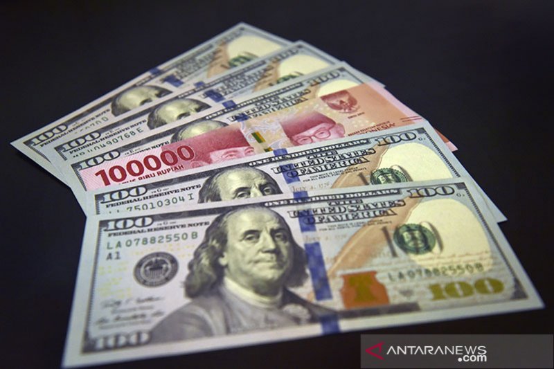Lembaran mata uang rupiah dan dollar AS diperlihatkan di salah satu jasa penukaran valuta asing di Jakarta. ANTARA FOTO/Puspa Perwitasari/kye.

