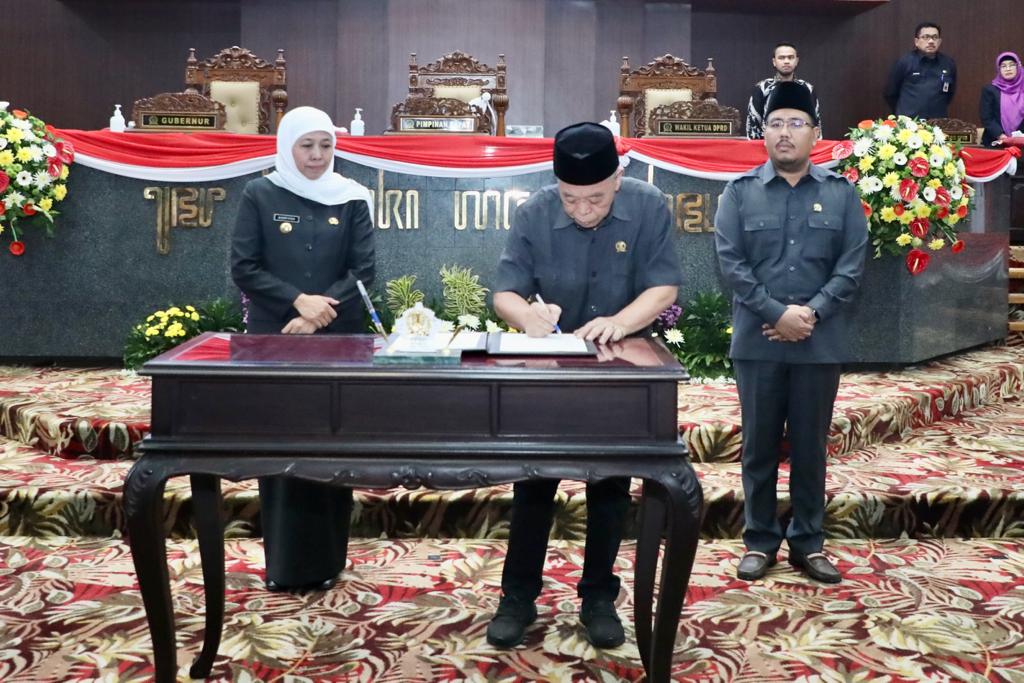 Gubernur Jawa Timur Khofifah Indar Parawansa menyampaikan Laporan Keterangan Pertanggungjawaban (LKPJ) Akhir Tahun Anggaran 2022 di depan para anggota dan pimpinan DPRD Jatim, di Jl. Indrapura, Surabaya, Kamis (30/3) siang.