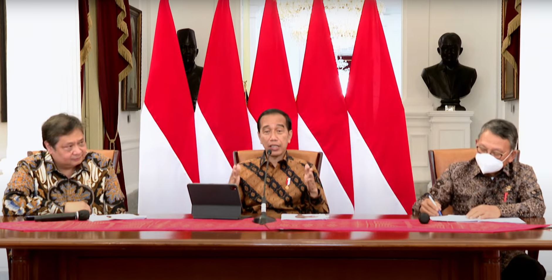Presiden RI Joko Widodo (Jokowi) dalam pernyataan persnya, di Istana Merdeka, Jakarta, Rabu (21/12/2022).
