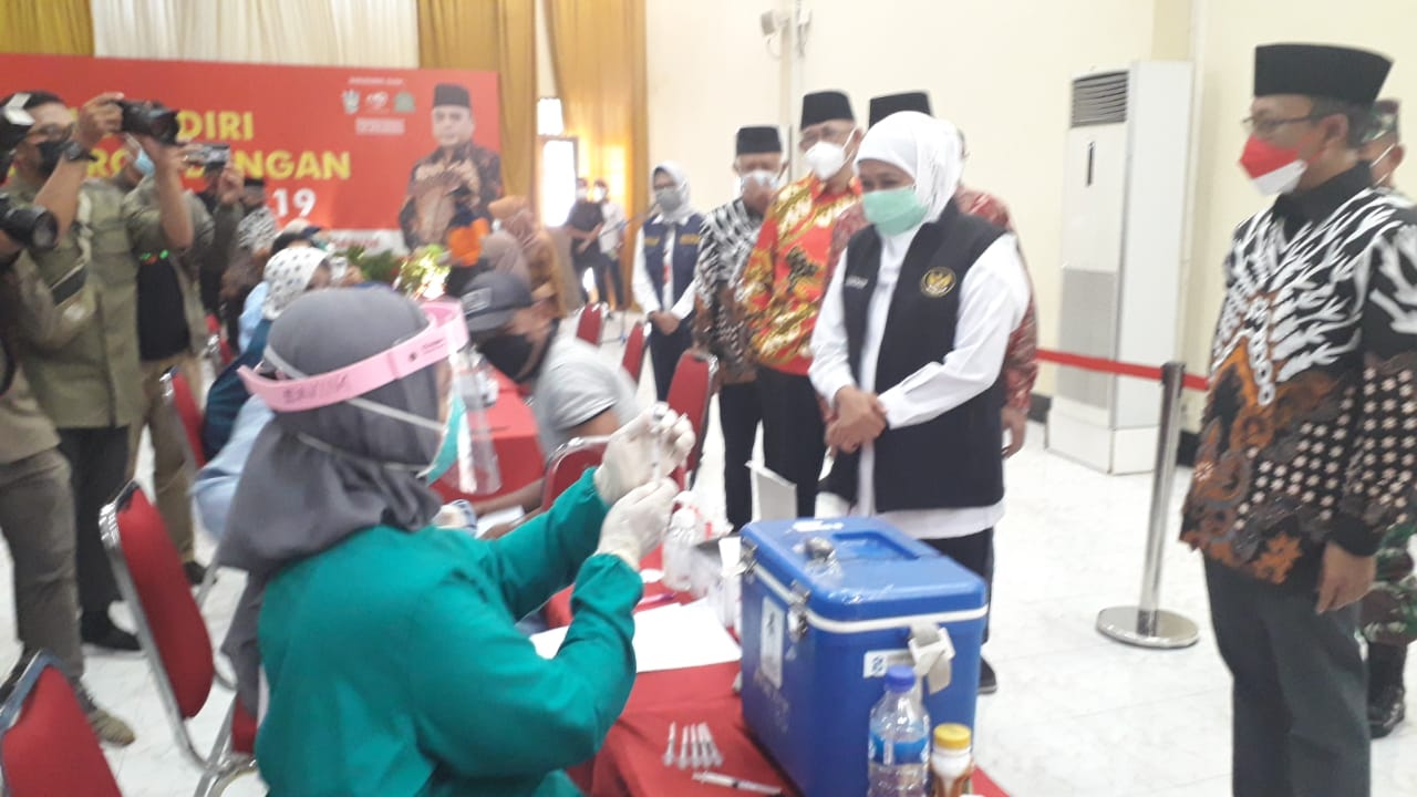 Gubernur Jawa Timur, Khofifah Indar Parawansa saat meninjau vaksinasi  di Pondok Pesantren Sabilurrosydin Surabaya, Sabtu (21/8). foto : prasetyo