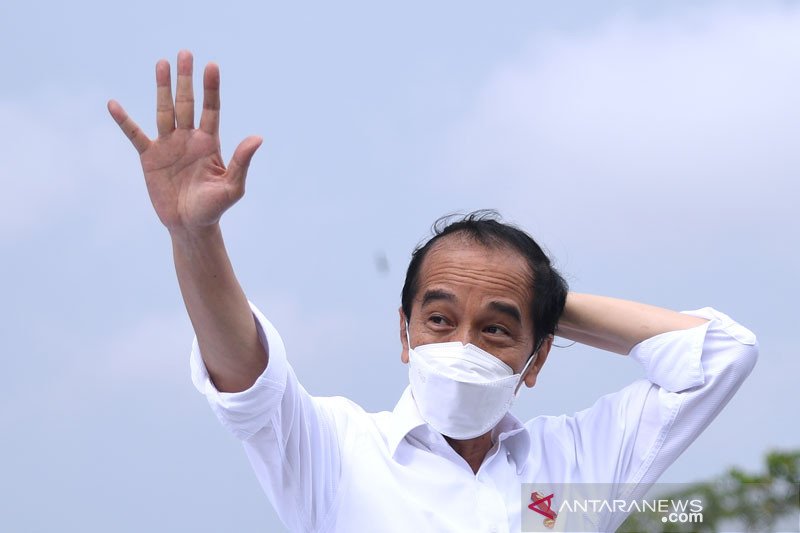 
Presiden RI Joko Widodo (Jokowi) melambaikan tangan di sela sela meninjau lokasi jebolnya tanggul penahan air Sungai Citarum, Pebayuran, Bekasi, Jawa Barat, Rabu (24/2/2021). ANTARA/Lukas-Biro Pers Sekretariat Presiden/pri.

